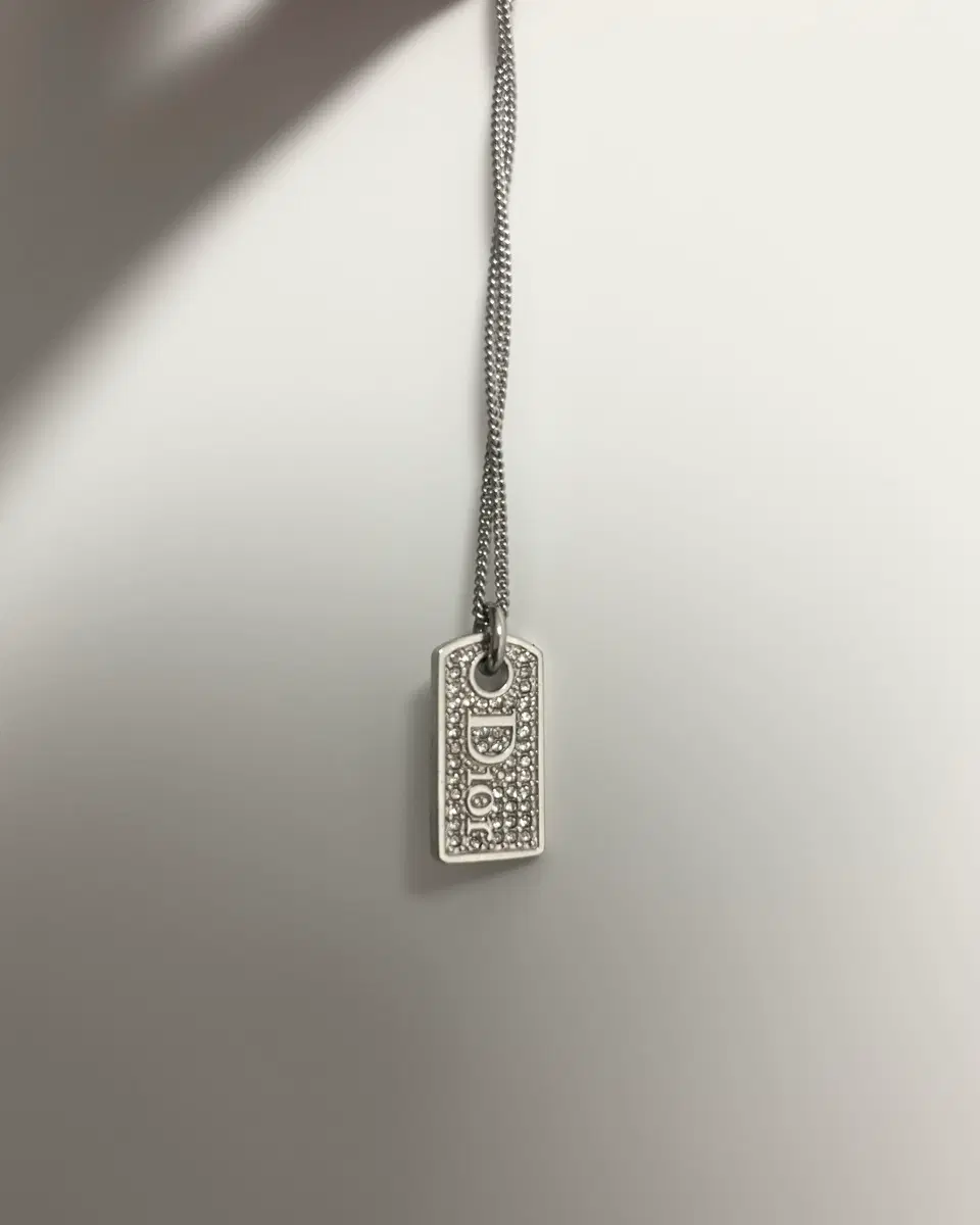 디올 큐빅 플레이트 목걸이