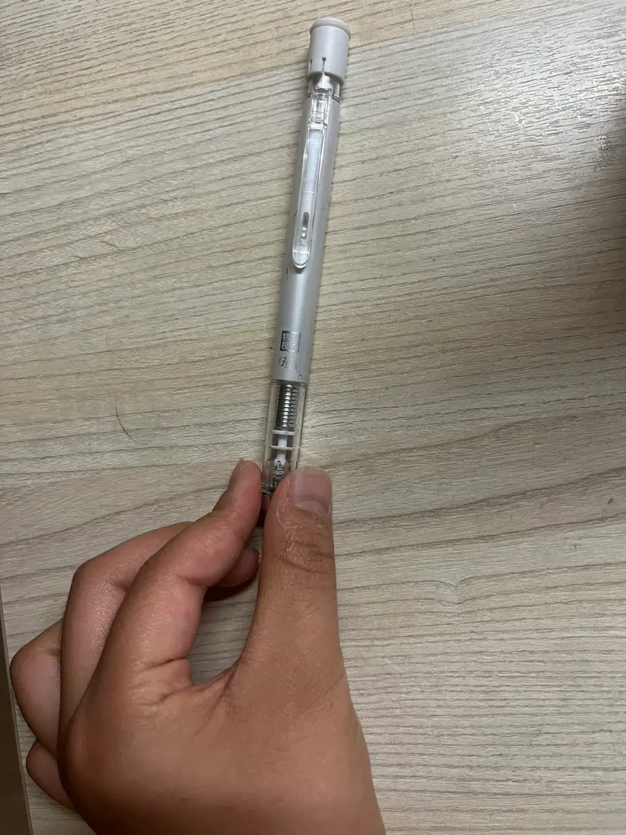 흔들면 샤프심이 나오는 샤프 흰색