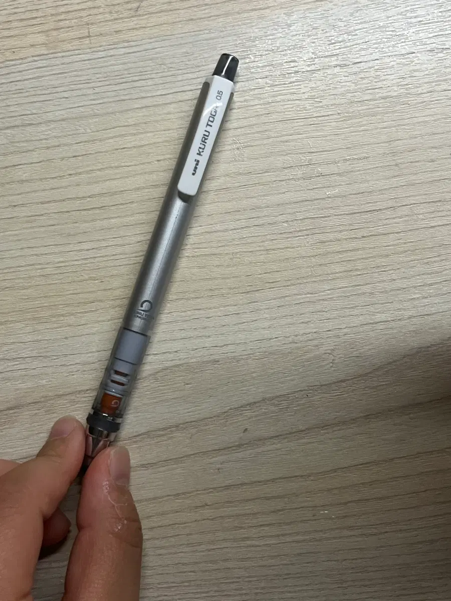 유니 쿠루토가 샤프 판매합니다.