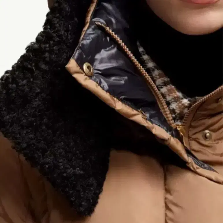 몽클레르 MONCLER 몽클레어 스퀘어 퀼팅 후드 숏다운 패딩/한정판.새상품.380만원 사진 3