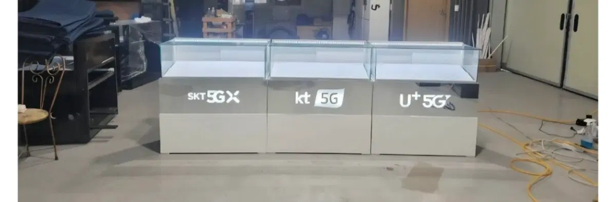 SKT KT U+ 5G 통신사 진열장