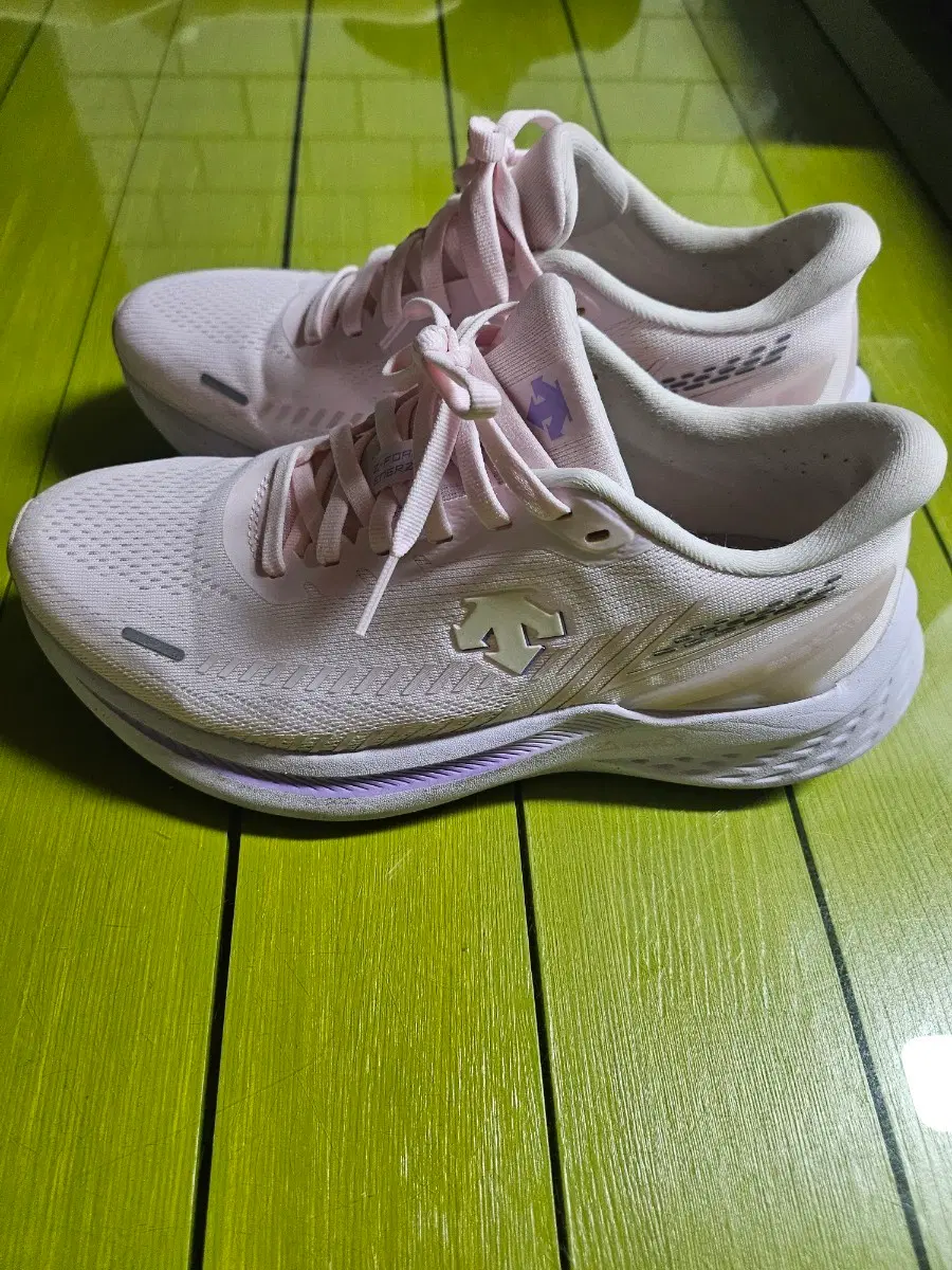 데상트 운동화 235