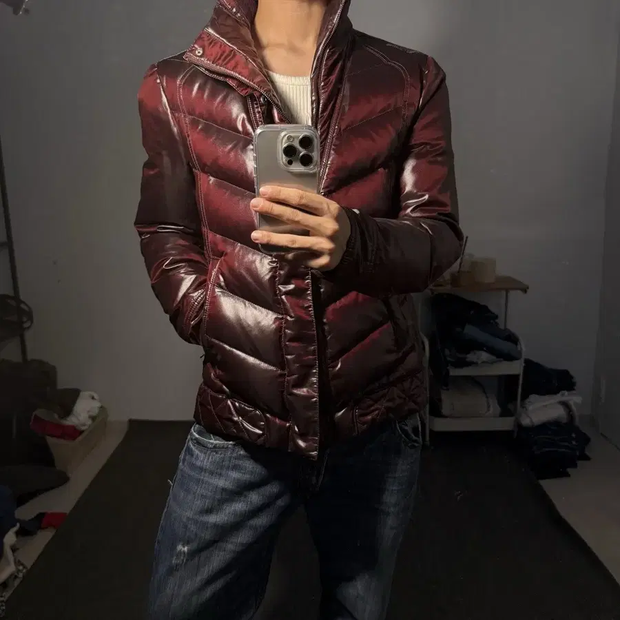 솔리드옴므 사선 슬림핏 버건디 유광 패딩