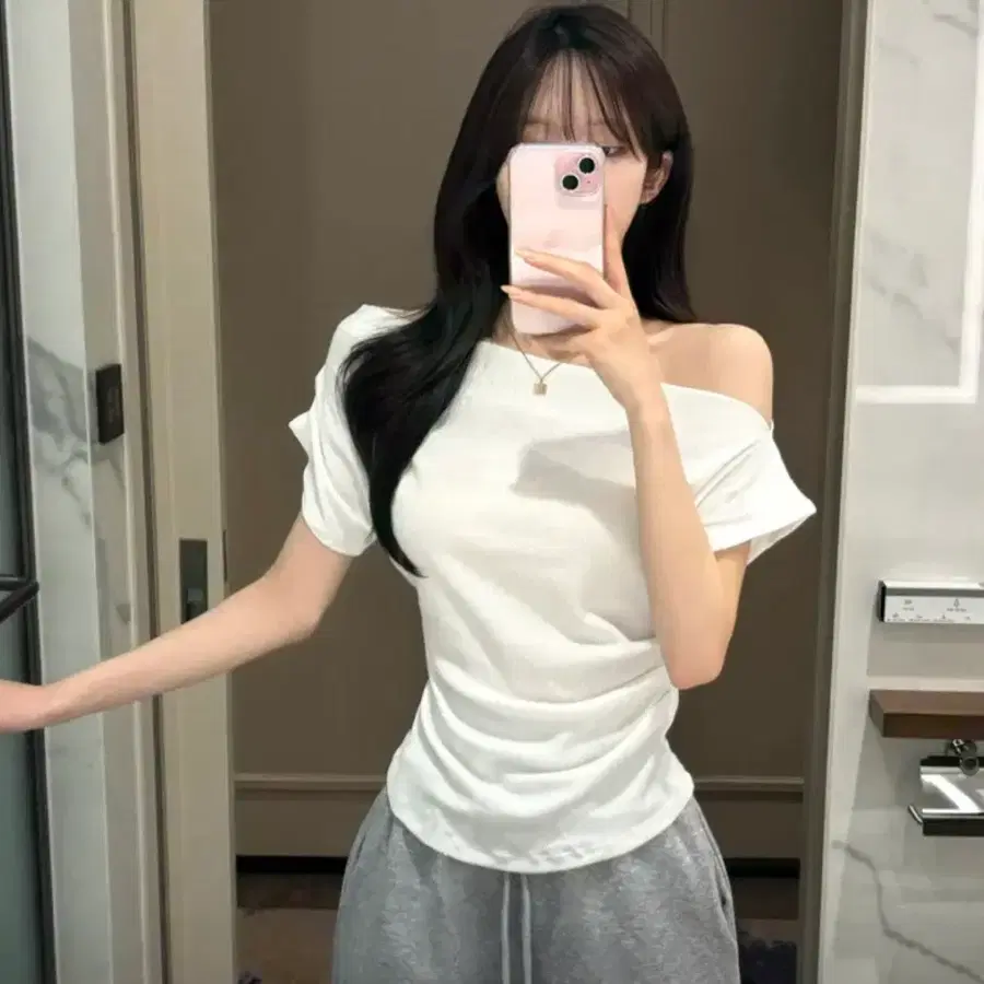 화이트 원숄더 드레이프 셔링 반팔