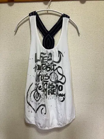 desigual 데시구알 영문 프린트 탱크탑 슬리브리스 화이트 블랙