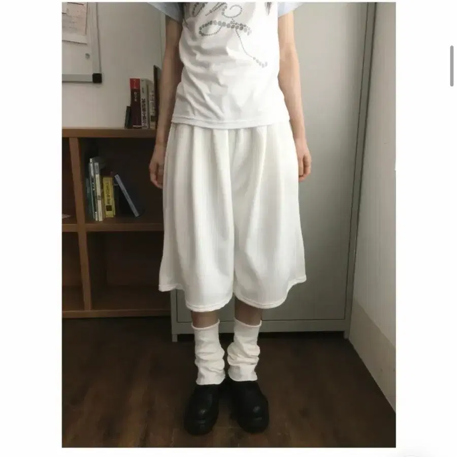흰색 버뮤다 팬츠
