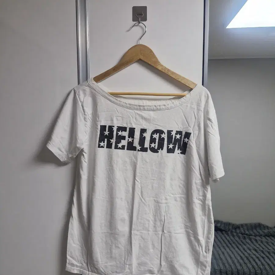 흰색 오프숄더 반팔티 별무늬 프린팅