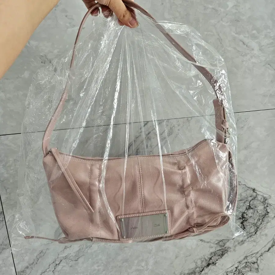 마뗑킴 하프 셔링 리본 라운드백 핑크 숄더백