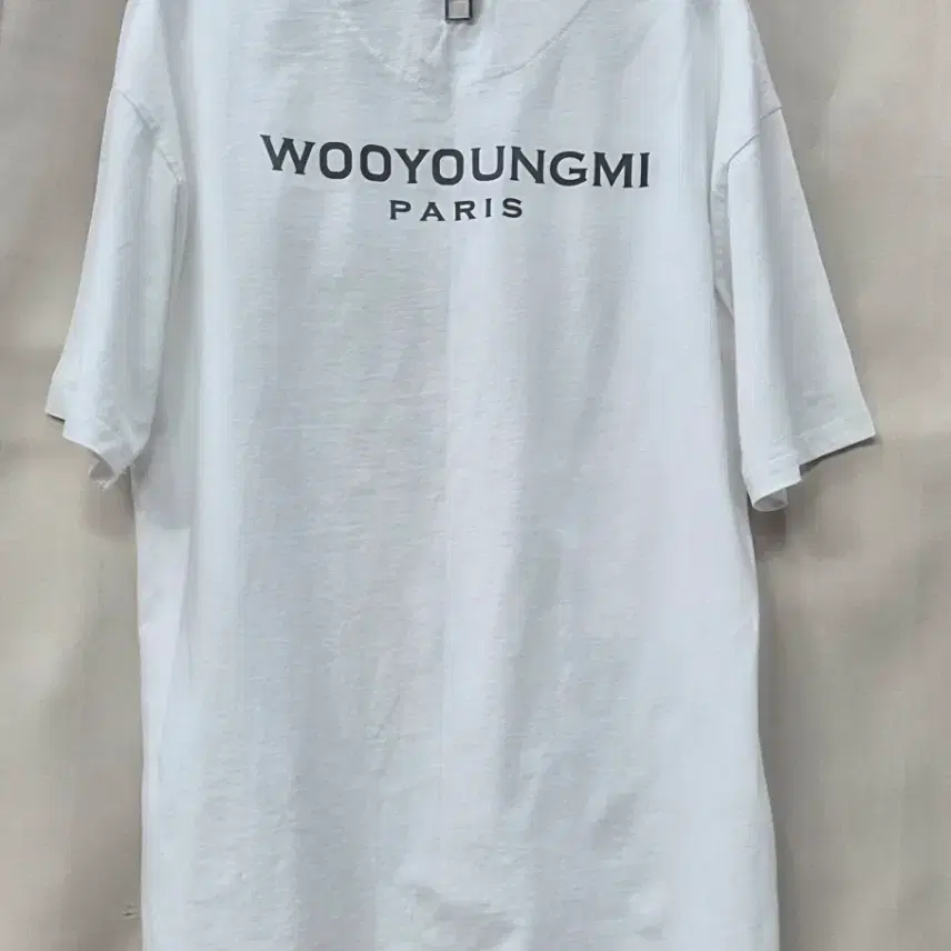 우영미 화이트 티셔츠 파리 로고