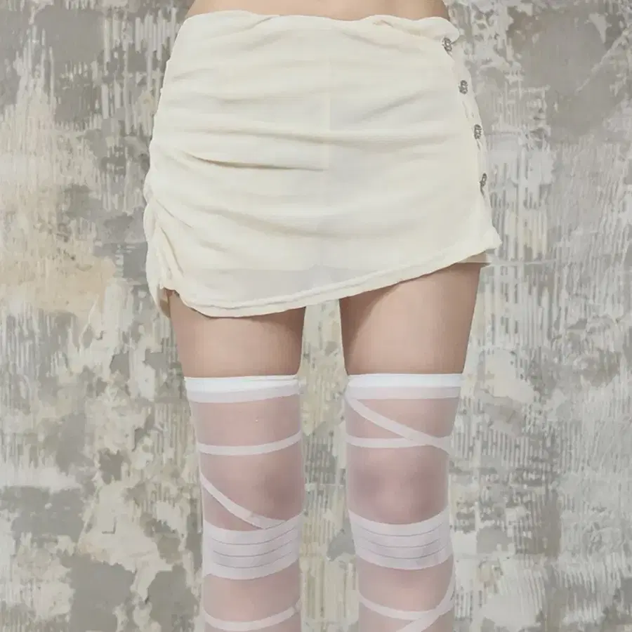 에트오소메 Velvet Button Shirring Mini Skirt (Ivory)
