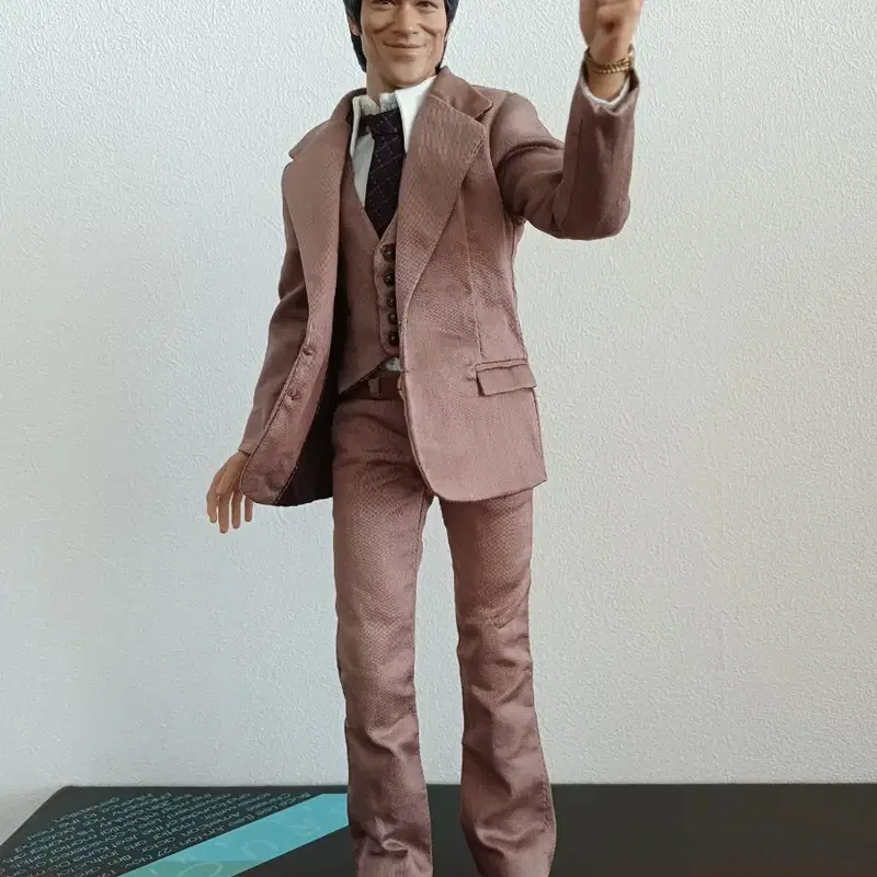 핫토이 1/6 브루스 리 인 수트 (Bruce Lee in Suit)