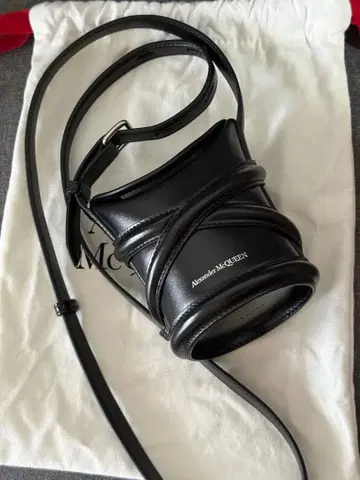 오늘! ALEXANDER McQUEEN BLACK 버킷 미니 숄더