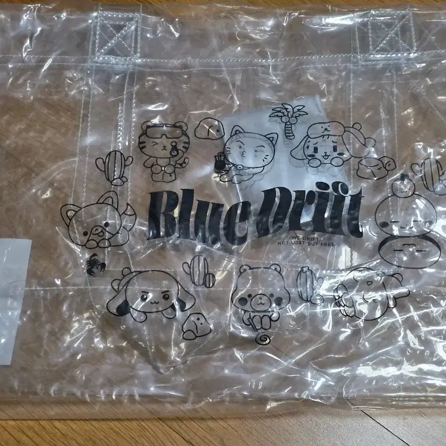 에이티즈 8주년 전시회 팝업 클리어 쇼퍼백 가방 양도판매 포카x 홍중성화윤호여상최산민기우영종호 CLEAR SHOPPER BAG pvc 산덩이푸덩이헤헷몬실버니
