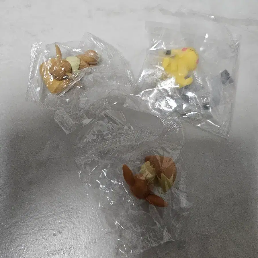 포켓몬 몬스터볼 아이스 피카츄 이브이 꼬부기 피규어 판매,  키링, 스티커들 판매