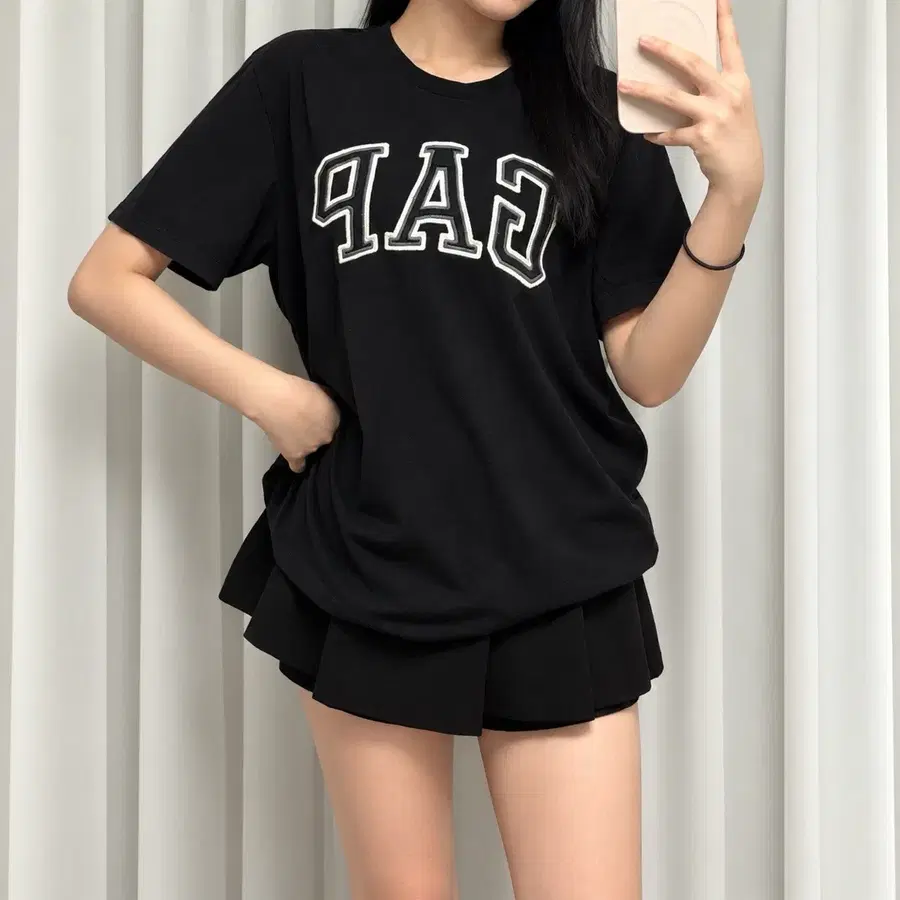 Gap 아치 로고 블랙 반팔티셔츠