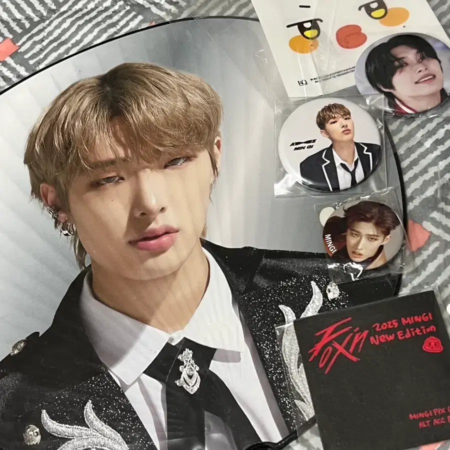 에이티즈 민기 공식 이미지 피켓 우치와 핀버튼 카드 일괄 양도