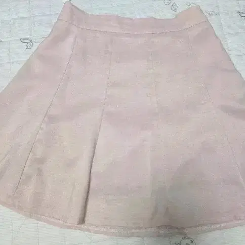 연한 핑크색 플레어 스커트