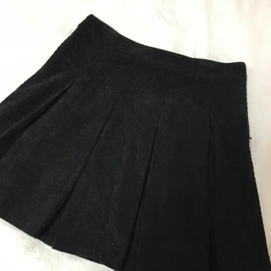 가을템)블랙 골덴 플리치 미니 스커트
