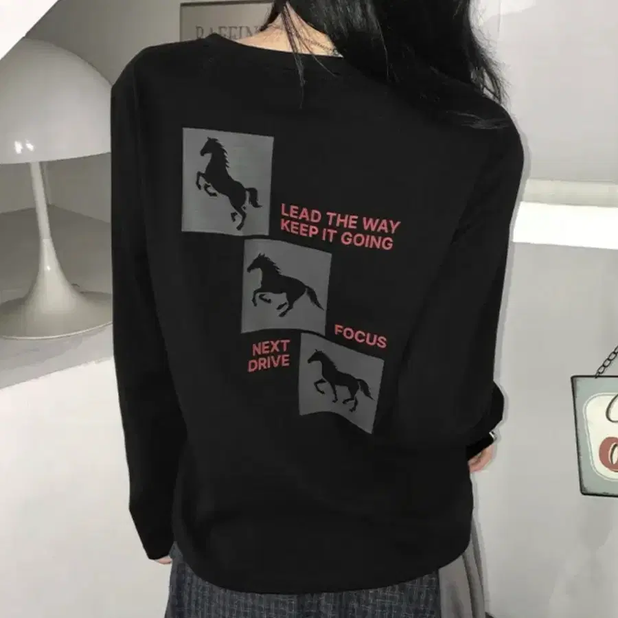 루너프 고딕 홀스 그래픽 프린팅 긴팔티