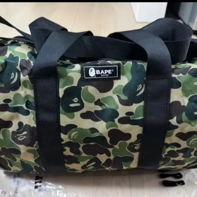 베이프 카모 패턴의 더플백 잡지 사은품
