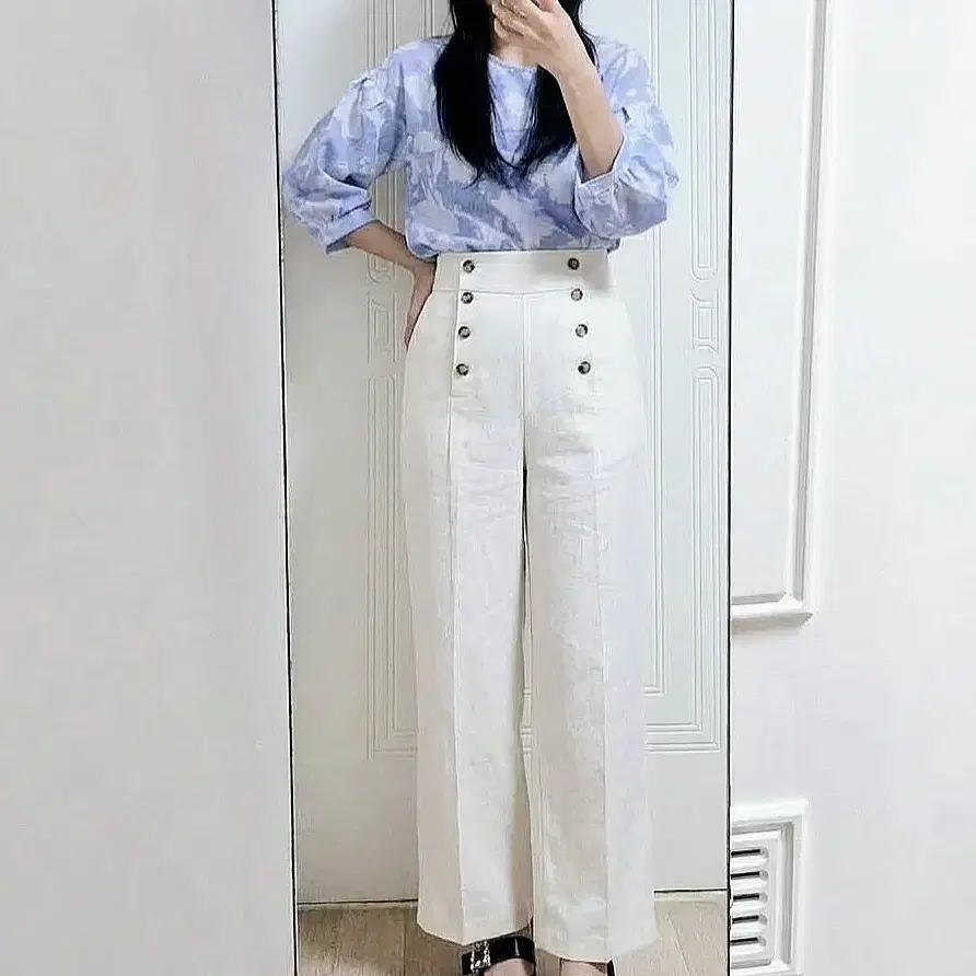 [새상품] 소라 플라워 퍼프소매 블라우스