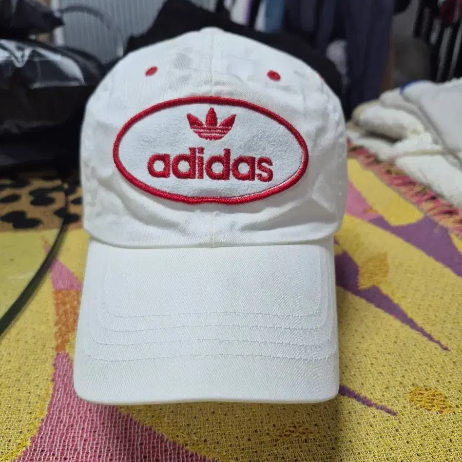 아디다스 흰색 볼캡 테두리 빨강