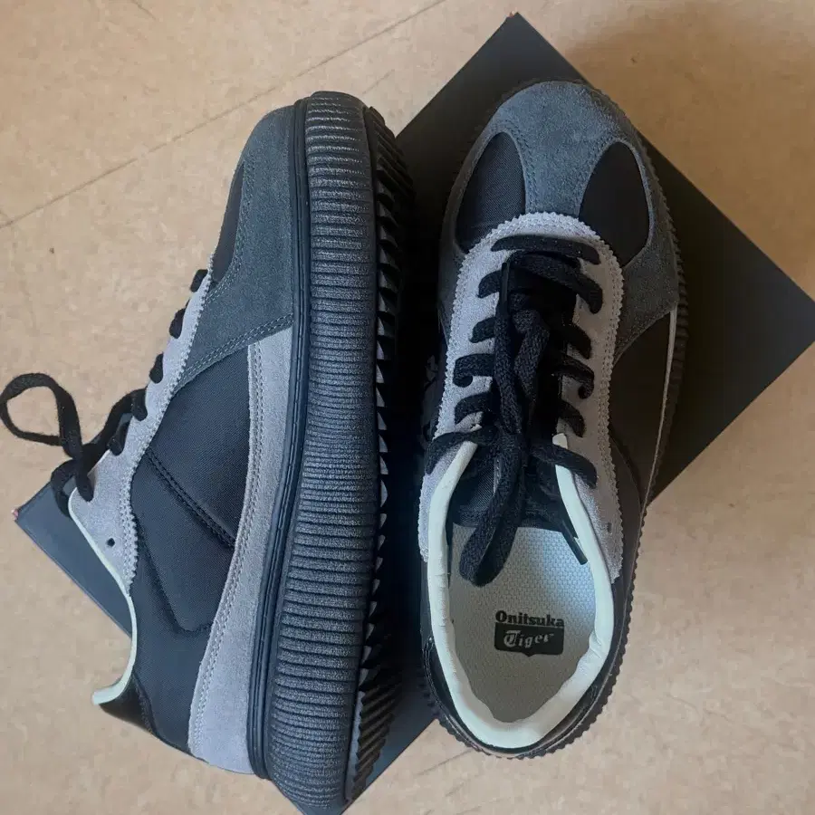오니츠카타이거 1183B704 데일시티 블랙 남여공용 255