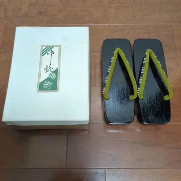[새상품급 박스 포함] 교토 노포 이토츄 블랙 도색 이단 나막신 방울 포함 22.5cm
