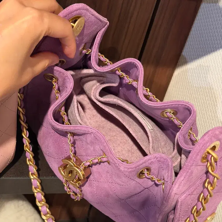 샤넬 25백 스웨이드 미니 퍼플 사진 6