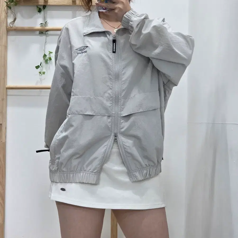 [95/M] 엄브로 투웨이 백로고 스탠드넥 바람막이 집업 자켓 (라이트그레이)