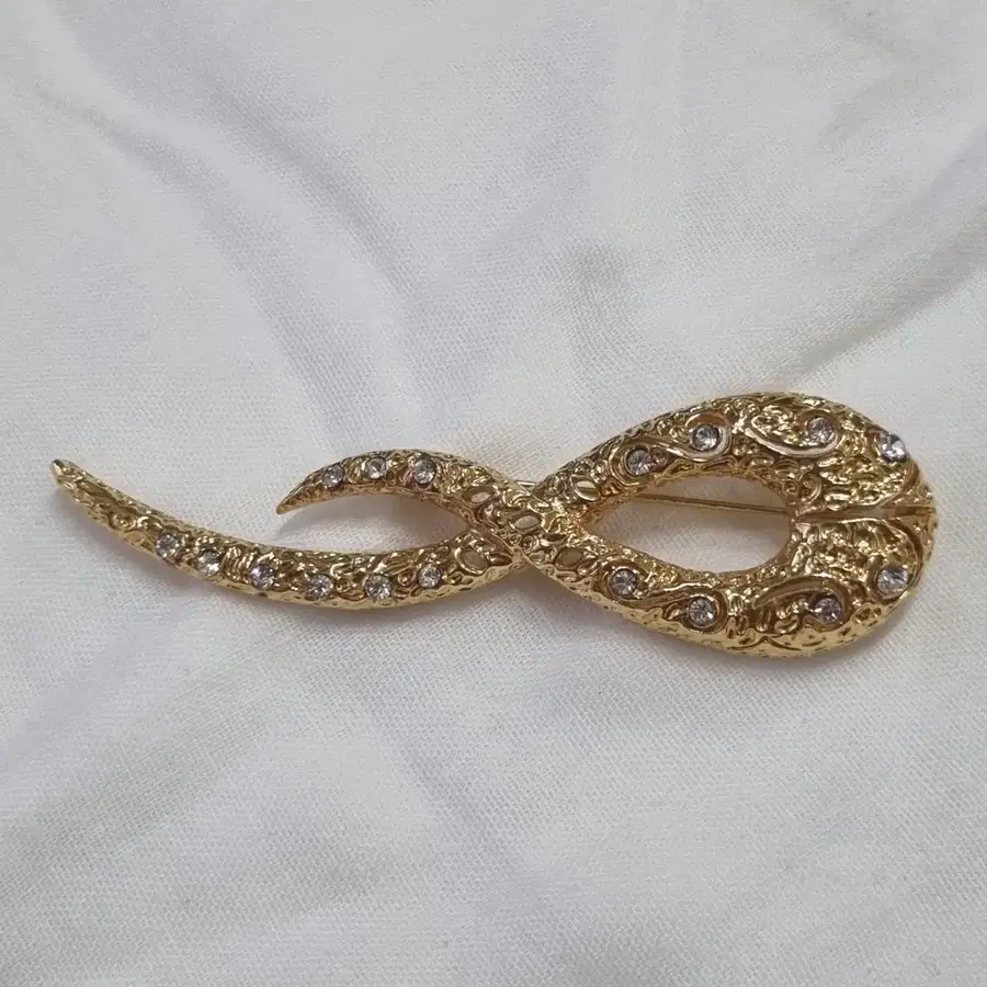 빈티지 골드 큐빅 장식 브로치