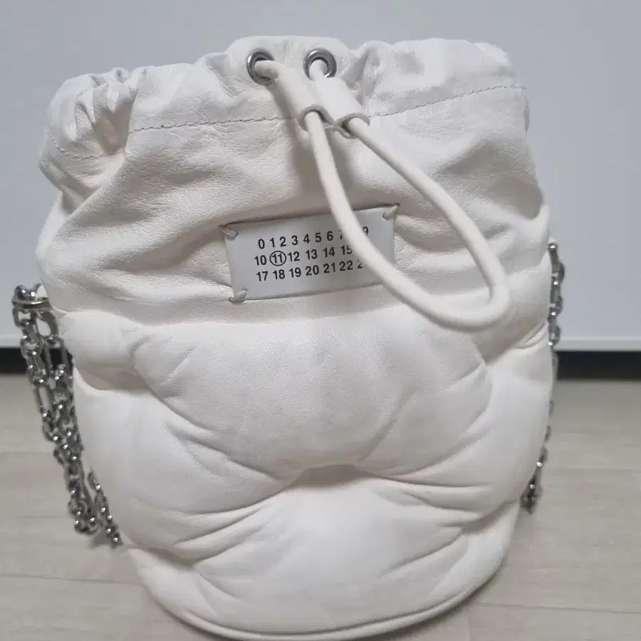 마르지엘라 퀼팅 버킷백 화이트