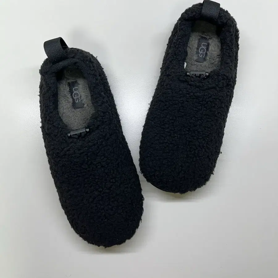 어그 UGG플러시 슬리퍼 블랙 245
