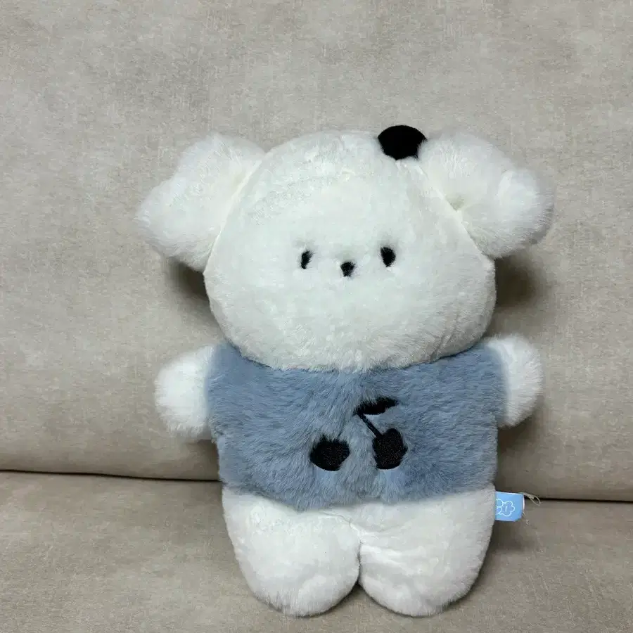 흰색 곰돌이 인형 하늘색 조끼