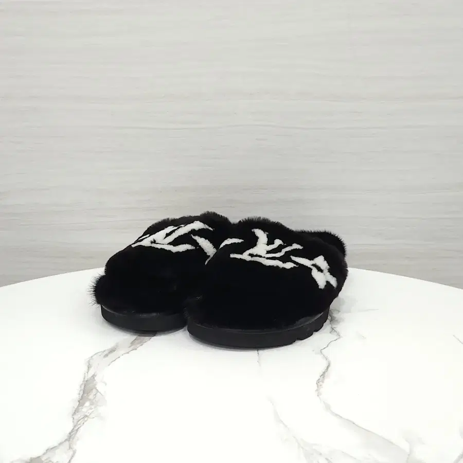 38 / 루이비통 LV 밍크 풀 필로우 컴포트 뮬 슬리퍼 블랙