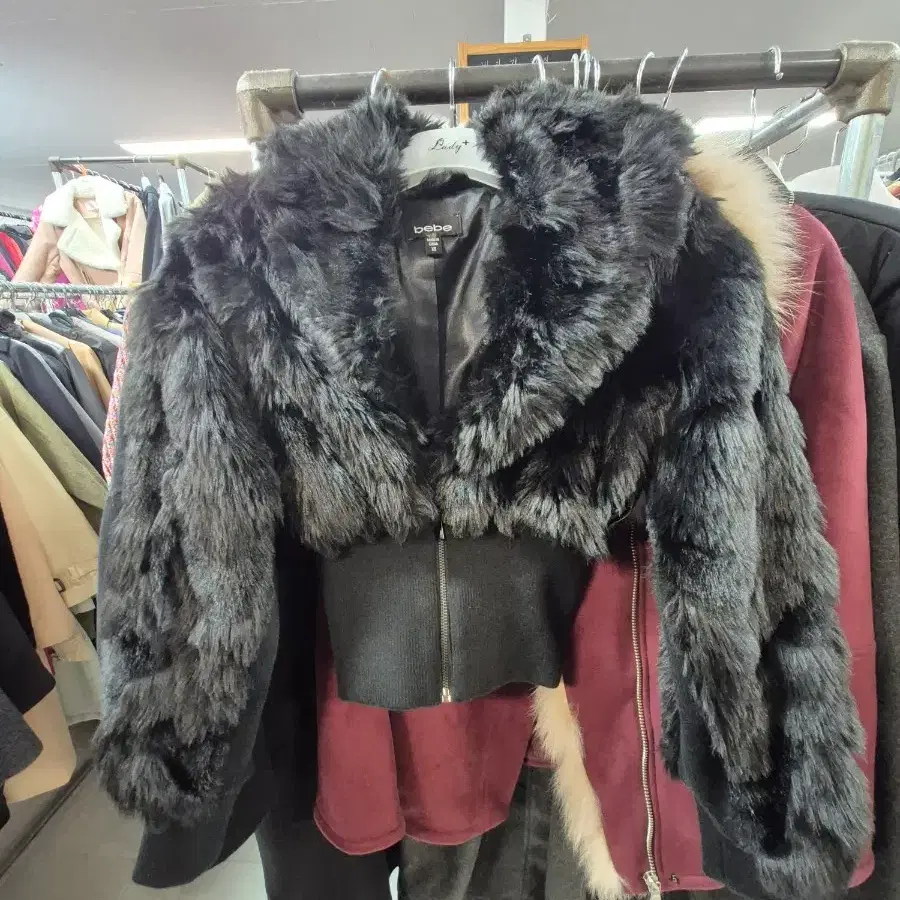 BEBE 여성용 인조퍼 크롭 자켓 / 퍼 믹스 집업 자켓 (Faux Fur Cropped Jacket)