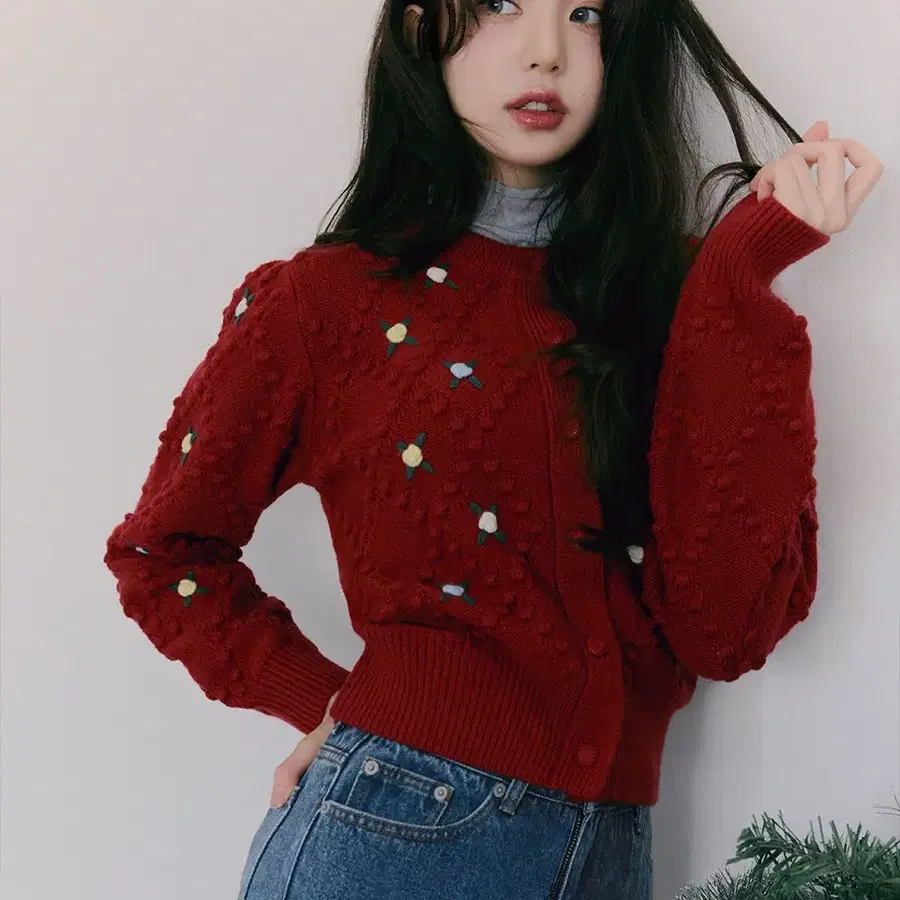 로라로라 플라워 폼폼 니트 가디건 레드