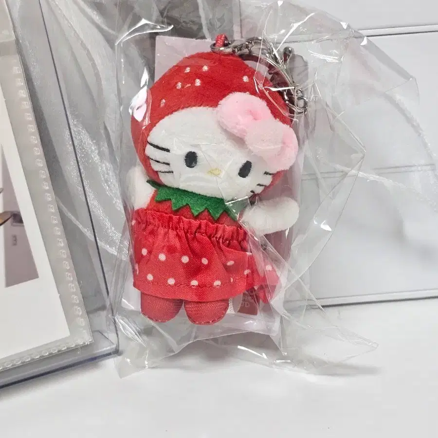 산리오 헬로키티 딸기 테마 키링