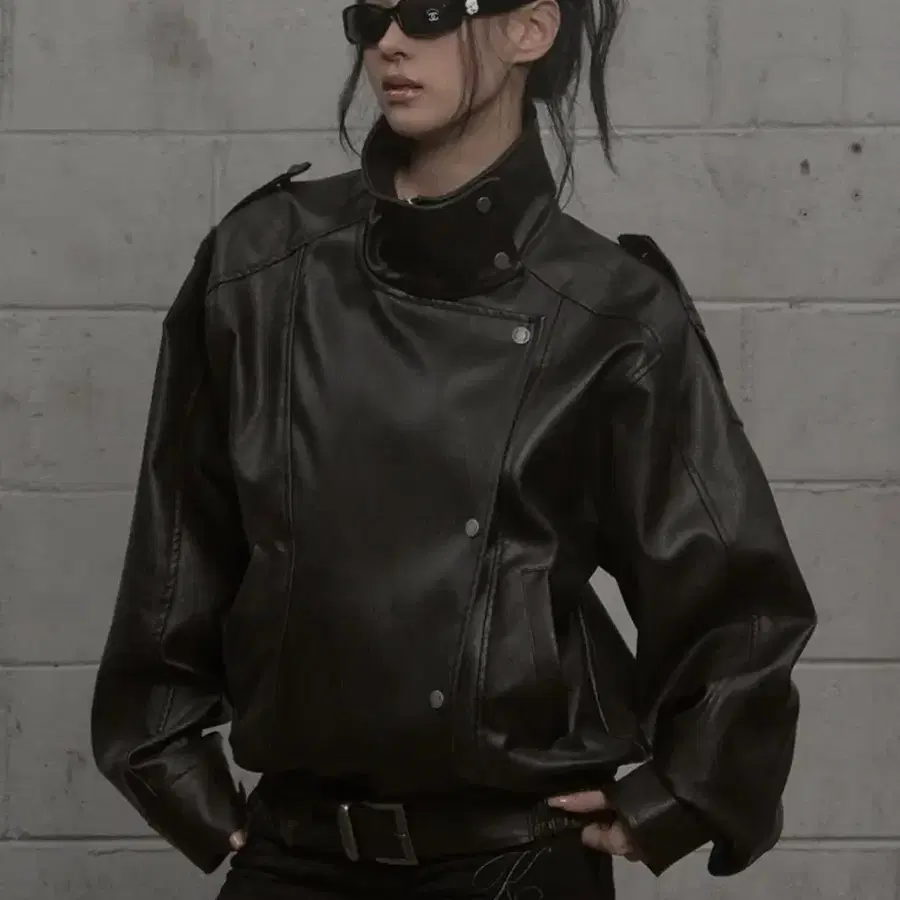 카키포인트 레더 자켓 브라운 Structured High-Neck Leather Jacket