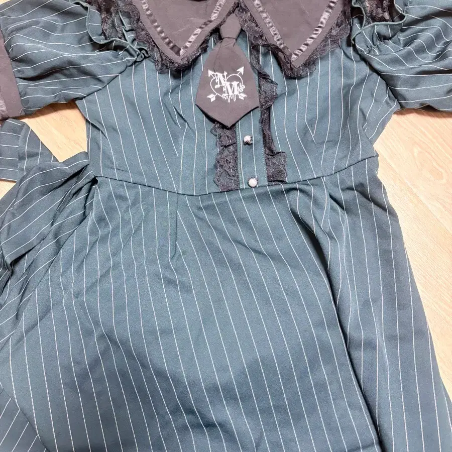 노에미 넥타이 자수 그린 셋업