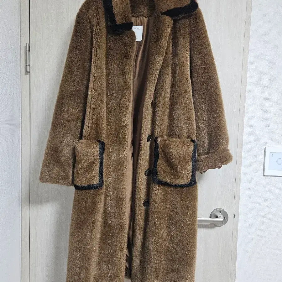 산드로 페이크 퍼 코트 브라운
