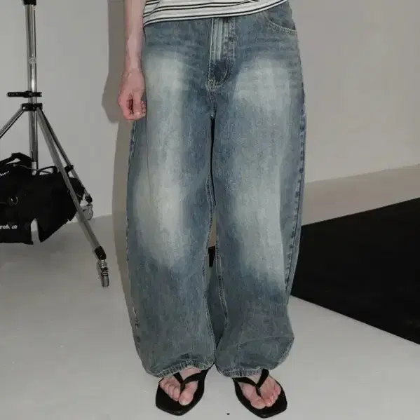 인템포무드 레이지보이 벌룬 핏 데님_페이디드블루 판매합니다.