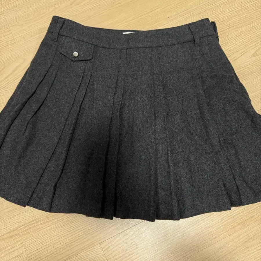 SATUR 울 블렌드 플리츠 미니 스커트 차콜