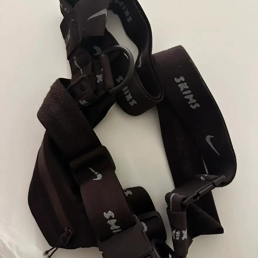 나이키 스킴스 하네스 웨이스트 팩 브라운 시착만
