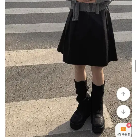 애니원모어 에이블리 왓슨 미디 핀턱 스커트