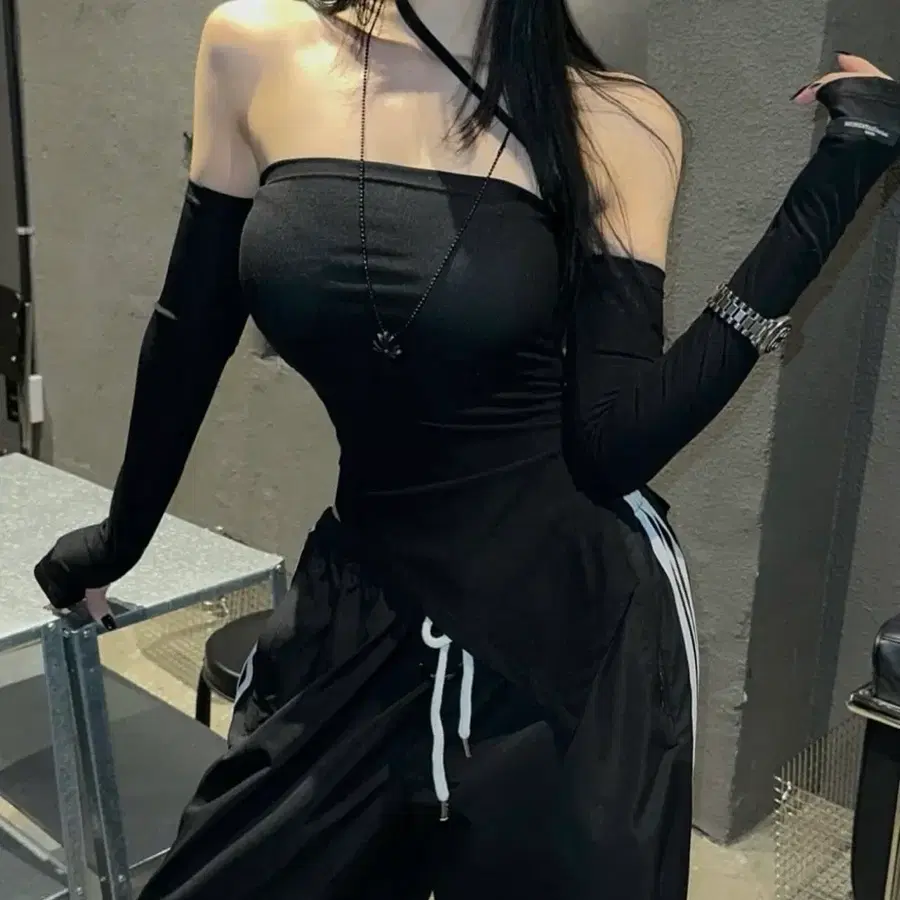 머니테일 사선오프 끈 티