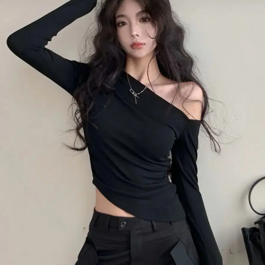 언발란스 오프숄더 사선 긴팔 티셔츠 블랙