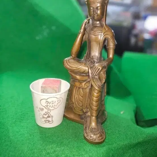 황동 반가사유상 , 높이 25cm,1.516kg, 온화한 미소와 깊은 옷주름