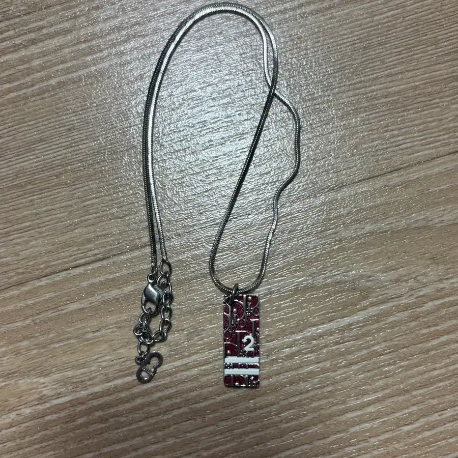 디올 트로터 목걸이 버건디