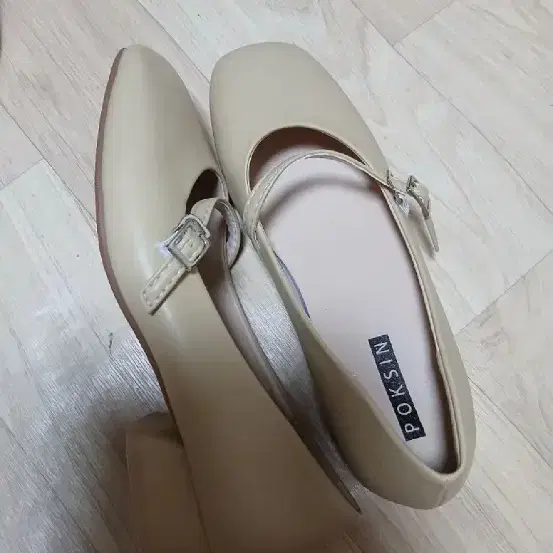 폭신 스트랩 펌프스 베이지230
